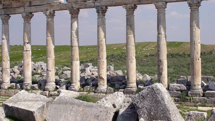 মালুলার আশেপাশের গ্রামগুলিতে অতি অল্পসংখ্যক মানুষের বাস। সেখানকার বাসিন্দারামও আরামেইক ভাষাতেই কথা বলেন। সিরিয়ার একটি বহুভাষী দেশ, তার মধ্যে জিশু খ্রিস্টের ভাষায় কথা বলা মানুষজন আজও রয়েছেন। ছবি: ফ্রিপিক