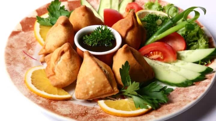 दरअसल, एक साल पहले न्यूजीलैंड का एक यूट्यूबर कार्ल रॉक (karl Rock) पाकिस्तान के फैसलाबाद घूमने गया था. वहां जा कर जब उसने फैसलाबाद के घंटा चौक स्थित एक दुकान से समोसा खाया तो उसे दो समोसे के 80 पाकिस्तानी रुपये चुकाने पड़े. हलांकि, इस समोसे के साथ थोड़ा सा छोला और रायता भी दिया गया था.