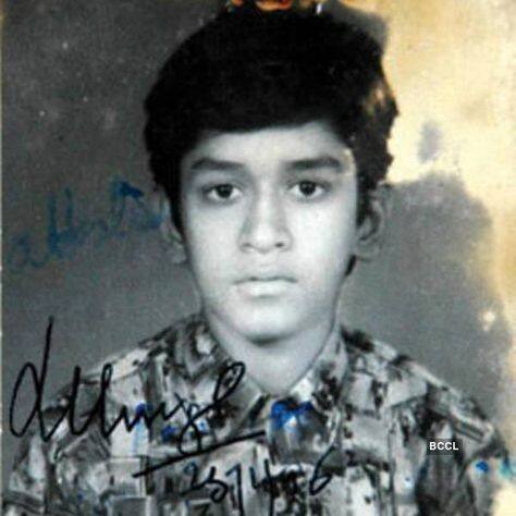 ਜਿਸ ਅਭਿਨੇਤਾ ਦੀ ਅਸੀਂ ਗੱਲ ਕਰ ਰਹੇ ਹਾਂ ਉਹ ਆਪਣੇ ਸੰਘਰਸ਼ ਦੇ ਦਿਨਾਂ ਵਿੱਚ ਇੱਕ ਗੈਰੇਜ ਵਿੱਚ ਰਹਿੰਦਾ ਸੀ ਅਤੇ ਹੁਣ ਇੱਕ ਆਲੀਸ਼ਾਨ ਮਹਿਲ ਵਿੱਚ ਰਹਿੰਦਾ ਹੈ ਅਤੇ ਇੱਥੋਂ ਤੱਕ ਕਿ ਉਸਦੇ ਬੱਚੇ ਵੀ ਸਫਲ ਅਦਾਕਾਰ ਹਨ। ਉਹ ਕੋਈ ਹੋਰ ਨਹੀਂ ਬਲਕਿ ਧਰਮਿੰਦਰ ਹੈ।