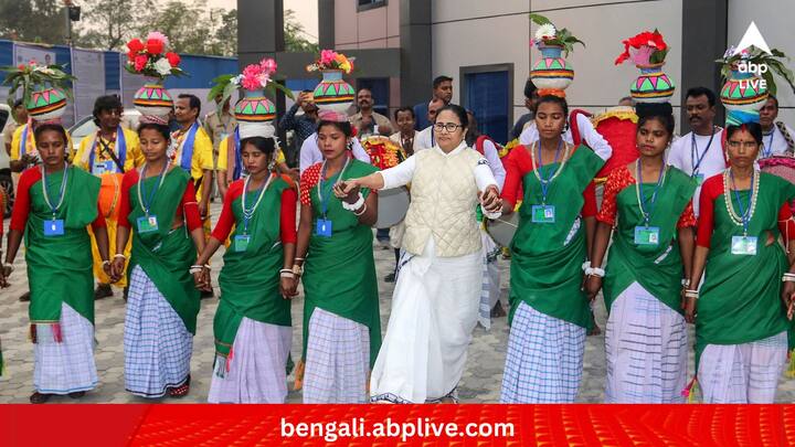 রায়গঞ্জের পর বালুরঘাট। একগুচ্ছ প্রকল্পের উদ্বোধন, শিলান্যাস এবং সরকারি পরিষেবা প্রদান অনুষ্ঠানের মধ্যেই নাচের ছন্দে খানিক পা মিলিয়ে নিতে দেখা গেল মুখ্যমন্ত্রীকে। (ছবি:PTI)