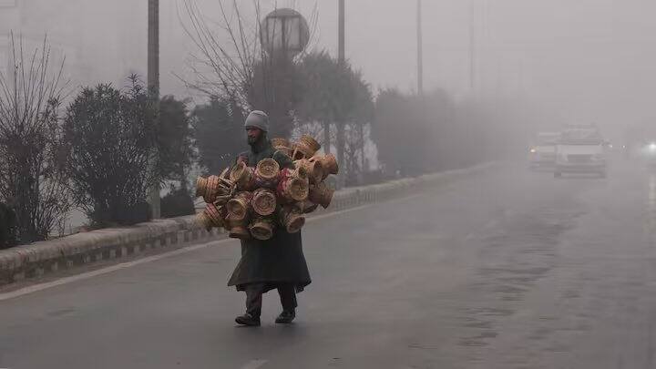 IMD એ આગામી એક સપ્તાહની અંદર જમ્મુ, કાશ્મીર, લદ્દાખ, ગિલગિટ, બાલ્ટિસ્તાન, હિમાચલ પ્રદેશ અને ઉત્તરાખંડમાં હળવા/મધ્યમ અને એકદમ વ્યાપક વરસાદ/હિમવર્ષાની આગાહી કરી છે.