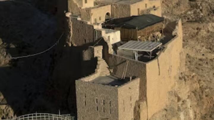 তবে আরামেইক ভাষায় কথা বলেন যাঁরা, তাঁদের আশঙ্কা, এযাবৎ প্রচলিত থাকলেও, তাঁদের ভাষা বিলুপ্ত হতে চলেছে। একসময় সিরিয়া, তুরস্ক এবং ইরাকেও আরামেইক ভাষার প্রচলন ছিল। কিন্তু ধর্মান্তরণ এবং পশ্চিমি সংস্কৃতির প্রভাবে ভাষাটি বিলুপ্ত হওয়ার পথে। ছবি: ফ্রিপিক