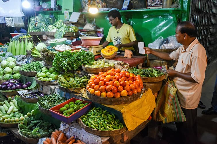 tomato onion potato prices are up in january abpp Food Inflation: ਲੋਕ ਸਭਾ ਚੋਣਾਂ ਵਿਚਾਲੇ ਆਮ ਜਨਤਾ ਨੂੰ ਲੱਗੇਗਾ ਮਹਿੰਗਾਈ ਦਾ ਵੱਡਾ ਝਟਕਾ, ਆਲੂ, ਪਿਆਜ਼, ਟਮਾਟਰ ਨੇ ਵਧਾਈ ਚਿੰਤਾ 