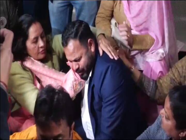 AAP Mayor Candidate Breaks Down After Shocking Defeat to BJP in Chandigarh Election அல்வா கொடுத்த தேர்தல் அதிகாரி.. அழுது புரண்ட ஆம் ஆத்மி வேட்பாளர்.. சண்டிகர் மேயர் தேர்தலில் நடந்தது என்ன?