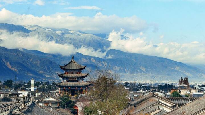 इंडोनेशिया के उत्तर पश्चिम तट पर स्थित गिली द्वीप समूह पानी के खेल, सीफूड, और शराब के लिए प्रसिद्ध हैं. एक राउंड ट्रिप 20,000 रुपये से शुरू होता है, और रुकने के लिए लगभग 3,000 रुपये प्रति रात से हैं.