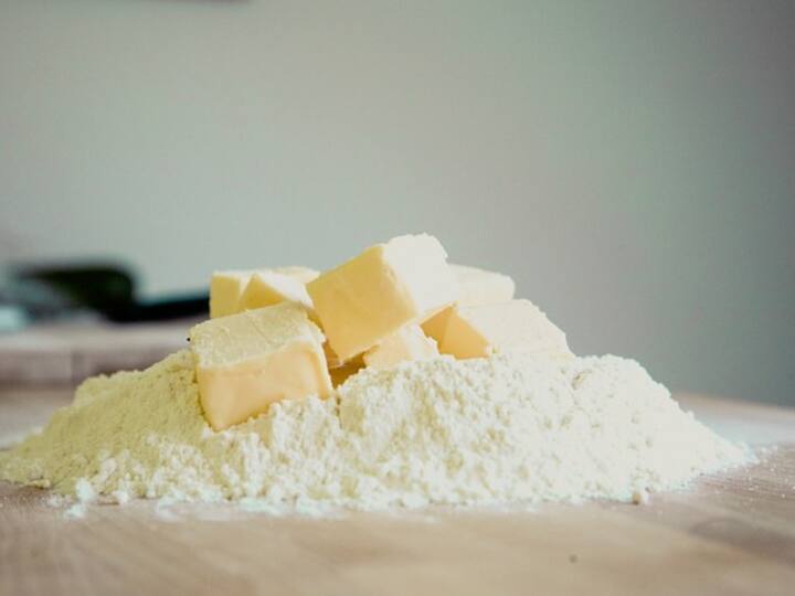 தேவையான பொருட்கள் : உப்பில்லாத வெண்ணெய் - 100 கிராம், சர்க்கரை - 50 கிராம், மைதா - 150 கிராம், பேக்கிங் பவுடர், பேக்கிங் சோடா, பட்டர் பேப்பர்.