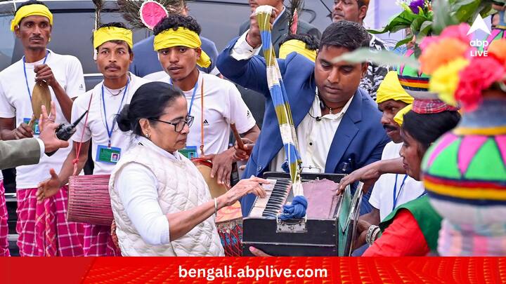 Dakshin Dinajpur Government Program: রায়গঞ্জের পর বালুরঘাট। একগুচ্ছ প্রকল্পের উদ্বোধন, শিলান্যাস এবং সরকারি পরিষেবা প্রদান অনুষ্ঠানের মধ্যে কিছুটা অন্য মেজাজে দেখা গেল মুখ্যমন্ত্রীকে।