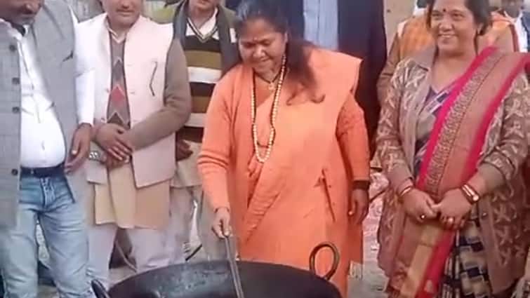 Fatehpur News Union Minister Niranjan Jyoti frying puri goes Video viral on Social Media ann UP Politics: कम पड़ी पूड़ी तो केंद्रीय मंत्री ने संभाली कमान, कड़ाई में तलते हुए Video वायरल, लोगों को पसंद आया अंदाज