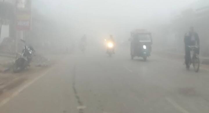 देर रात से ही वाराणसी सहित पूर्वांचल में कोहरे का जबरदस्त प्रभाव देखने को मिला.