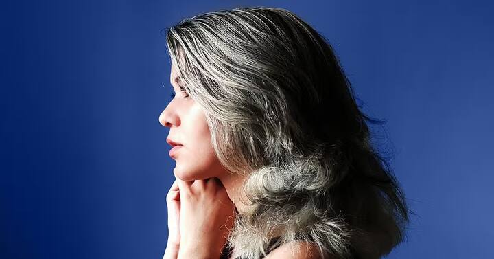 સફેદ વાળ તોડવાથી... કાળા વાળ પણ ઝડપથી સફેદ લાગે છે? આ એક માન્યતા છે. જે કેટલી સાચી છે જાણીએ..આ રસપ્રદ પ્રશ્નનો જવાબ જાણવાનો પ્રયાસ કરીશું