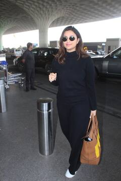 ऑल ब्लैक लुक में एयरपोर्ट पर स्पॉट हुईं Parineeti Chopra , काले चश्मे में स्टाइलिश लगीं एक्ट्रेस