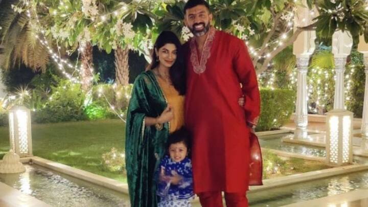 ২০১২ সালে একটি ছোট্ট পারিবারিক অনুষ্ঠানের মধ্যে দিয়ে সাত পাকে বাঁধা পড়েন রোহন-সুপ্রিয়া।