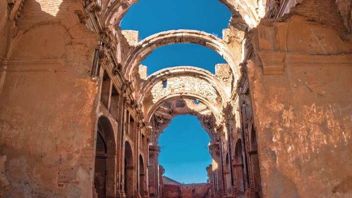 সিরিয়ার ওই গ্রামের নাম মালুলা ওই গ্রামের পরিবেশ বর্তমানে মূলত রুক্ষ। দামাস্কাসের সঙ্গে সংযোগ বলতে ভাঙাচোরা একটি রাস্তা। বাসে চেপে, পাহাড় পেরিয়ে যেতে হয়। ছবি: ফ্রিপিক