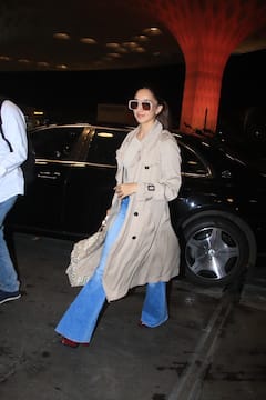 बेज कलर के लॉ़न्ग ओवरकोट के साथ डेनिम पहने एयरपोर्ट पर स्टाइलिश लुक में स्पॉट हुईं Kiara Advani, एक्ट्रेस की अदाएं देख फैंस हुए दीवाने