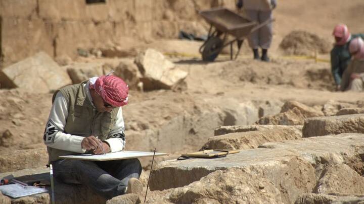 গত কয়েক দশকে, প্রাণ বাঁচাতে সিরিয়া থেকে বহু খ্রিস্টান মানুষ পালিয়ে গিয়েছেন। ইউনিভার্সিটি অফ ক্যালিফোর্নিার অধ্যাপক ইয়োনা সবর জানিয়েছেন, জাবাদিন এবং বাখাতেও আলামেইক ভাষার প্রচলন ছিল। এখন যে গুটিকয়েক পরিবার রয়েছে, তারাই ভাষাটিকে ধরে রেখেছে। ছবি: ফ্রিপিক