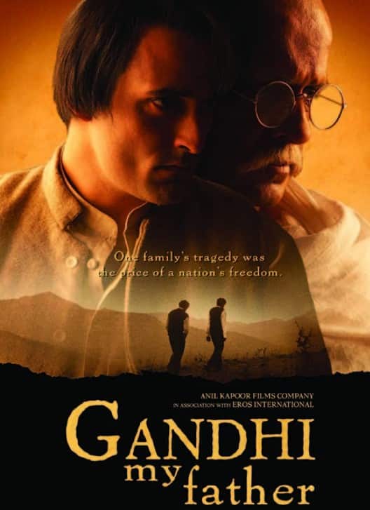 गांधी माई फादर- नेशनल अवॉर्ड विनर 'गांधी माई फादर' को दर्शकों ने खूब पसंद किया था. फिल्म में गांधी और उनके बेटे हीरालाल गांधी की कहानी दिखाई गई है. साल 2007 में आई इस मूवी में गांदी का किरदार दर्शन जरीवाला ने निभाया तो वहीं अक्षय खन्ना उनके बेटे हीरालाल के रूप में नजर आए थे.