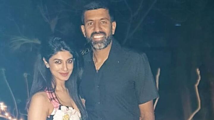 রড লেভার এরিনায় বারবার ক্যামেরা তাক করছিল সুপ্রিয়ার দিকে। সৌন্দর্য্যে যে কোনও বলি অভিনেত্রীকে হার মানাবেন এই তরুণী।