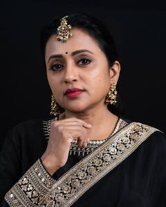 Anchor Suma : బ్లాక్ కలర్ లంగా ఓణిలో యాంకర్.. బ్యూటీఫుల్ ఔట్​ఫిట్​లో క్యూట్​గా ఉన్న సుమ