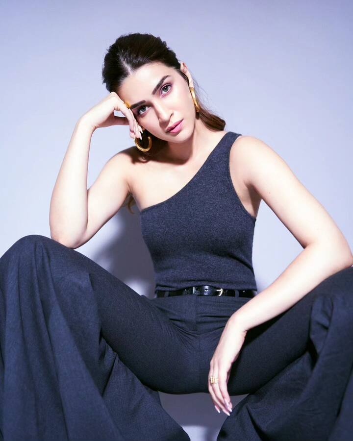 హీరోయిన్ కృతి సనన్ బ్లూ కలర్​ మోడ్రన్ డ్రెస్​లో కొత్త ఫోటోషూట్ చేసింది. కానీ ఈ ఫోటోల్లో వింత వింత ఫోజులిచ్చింది కృతి. వాటిని ఇన్​స్టా వేదికగా షేర్ చేసింది.(Images Source : Instagram/kritisanon)