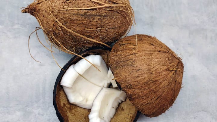 Raw Coconut Benefits :   थंडीच्या दिवसात कच्चे नारळ खाल्ल्याने शरीराला अनेक फायदे होतात. नारळातील पुढील घटक शरीरासाठी खूप महत्वाचे आहेत.