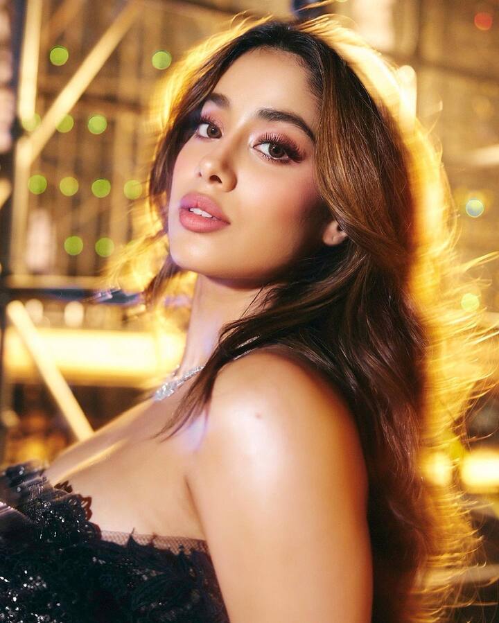 తెలుగు ప్రేక్షకులు ఇప్పుడు జాన్వీ కపూర్ మీద ఎక్కువ కాన్సంట్రేట్ చేశారు. అందుకు కారణం మ్యాన్ ఆఫ్ మాసెస్, యంగ్ టైగర్ ఎన్టీఆర్ 'దేవర' సినిమా. పాన్ ఇండియా స్థాయిలో యాక్షన్ ఎంటర్టైనర్ గా దర్శకుడు కొరటాల శివ తెరకెక్కిస్తున్న ఆ సినిమాలో ఆమె నటిస్తున్న సంగతి తెలిసిందే. (Image Courtesy: janhvikapoor / Instagram)