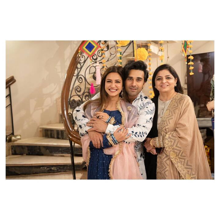 फोटोज में पुलकित और कृति फैमिली और फ्रेंड्स के साथ पोज देते नजर आ रहे हैं. लुक की बात करें तो कृति ने ब्लू कलर का अनारकली सूट पहना हुआ है जिसमें वो बहुत प्यारी लग रही हैं.