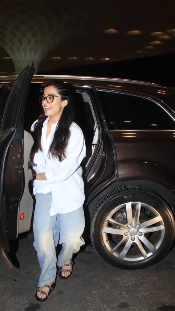 'रश्मिका' एअरपोर्टवर स्पॉट!