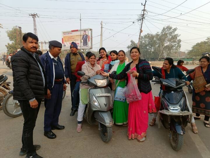 Rajasthan Bharatpur road safety awareness campaign National Road Safety Month in Bharatpur ann Rajasthan: भरतपुर में ट्रैफिक नियमों को लेकर लोगों को किया जागरूक, बिना हेलमेट वाले वाहन चालकों को...