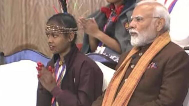 Pariksha Pe Charcha 2024 PM Narendra Modi made Sukma student sit with him Ann Pariksha Pe Charcha: आदिवासी बच्चों के प्रति दिखा पीएम मोदी का स्नेह, छत्तीसगढ़ी वेशभूषा में पहुंची छात्रा को अपने पास बैठाया