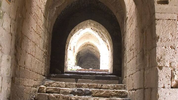 মালুলার বাসিন্দারা আরামেইক ভাষাকে বাঁচিয়ে রাখার আপ্রাণ চেষ্টা চালিয়ে যাচ্ছেন যদিও। স্থানীয় গির্জায় প্রাথনায় অংশ নেয় ছোট ছোট মেয়েরা। আরামেইক ভাষাতেই প্রার্থনা করে তারা।  আরামেইক ভাষায় পুস্তিকা বিলি থেকে পর্যটকদেরও বিলুপ্তপ্রায় ভাষাটির সঙ্গে পরিচয় করানো হয়। ছবি: ফ্রিপিক