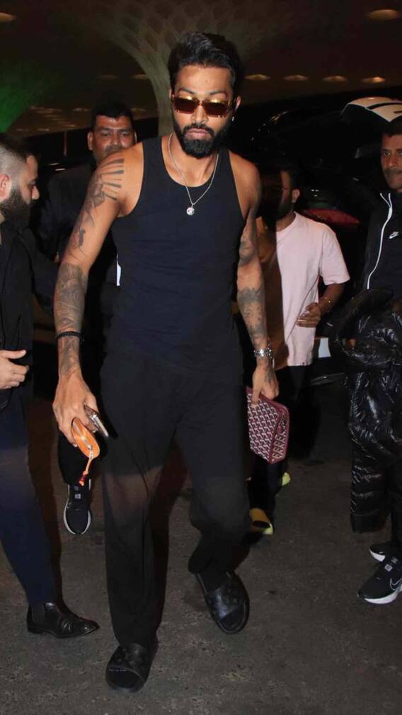 इंडियाचा अष्टपैलू खेळाडू हार्दिक पंड्या मुंबई विमानतळावर  स्पॅाट