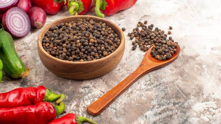 The Simple Way To Tell If Your Black Pepper Is not Pure काली मिर्च की जगह आप भी तो नहीं खरीद रहे पपीते के बीज, असली-नकली में ऐसे करें फर्क