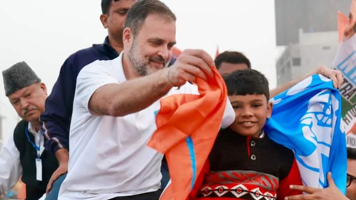 আসন সমঝোতা নিয়ে টানাপোড়েনের জেরে বাংলায় একা লড়ার ঘোষণা করেন তৃণমূলনেত্রী মমতা বন্দ্যোপাধ্যায়।বাংলার ব্যাপারে কংগ্রেসের সঙ্গে কোনও সম্পর্ক নেই বলে জানিয়ে দেন তিনি।