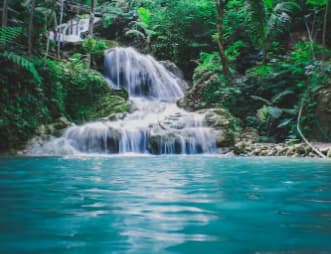 ਆਓ ਸਭ ਤੋਂ ਪਹਿਲਾਂ ਜਾਣਦੇ ਹਾਂ ਕਿ ਨਦੀਆਂ ਦਾ ਪਾਣੀ ਮਿੱਠਾ ਕਿਉਂ ਹੁੰਦਾ ਹੈ, ਫਿਰ ਤੁਹਾਨੂੰ ਦੱਸ ਦਈਏ ਕਿ ਨਦੀਆਂ ਵਿੱਚ ਝਰਨਿਆਂ ਦਾ ਪਾਣੀ ਹੁੰਦਾ ਹੈ, ਇਸ ਦੇ ਨਾਲ ਹੀ ਇਸ ਵਿੱਚ ਬਰਸਾਤ ਦਾ ਪਾਣੀ ਹੁੰਦਾ ਹੈ ਅਤੇ ਕਿਉਂਕਿ ਨਦੀਆਂ ਦੂਰੋਂ-ਦੂਰੋਂ ਵਹਿ ਜਾਂਦੀਆਂ ਹਨ, ਇਸ ਨਾਲ ਕੁਦਰਤ ਦੇ ਹੋਰ ਪਦਾਰਥ ਮਿਲਦੇ ਹਨ, ਜੋ ਕਿ ਇਸ ਵਿੱਚ ਘੁੱਲ ਜਾਂਦੇ ਹਨ।