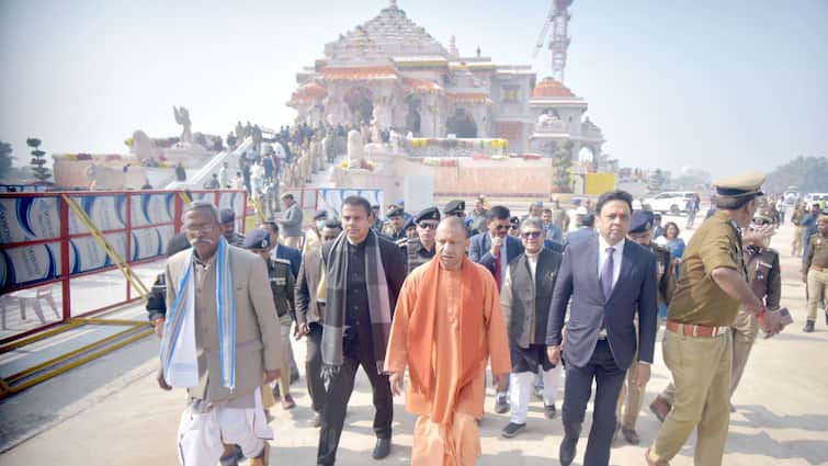 Ayodhya Chief Minister Yogi Adityanath visits Ram mandir and instructed officers Ram Mandir News: अयोध्या में रामभक्तों की सुविधाओं का रखा जाए विशेष ध्यान, सीएम योगी ने अधिकारियों को दिया ये निर्देश