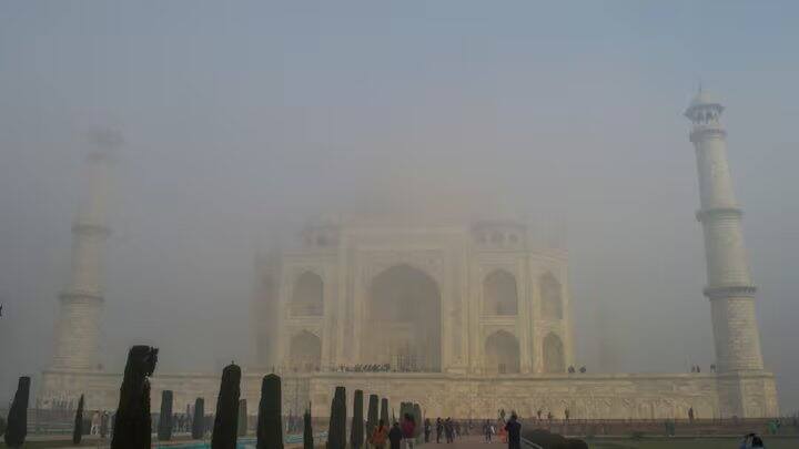 હવામાન વિભાગનું માનવું છે કે યુપી અને પંજાબમાં ઠંડીનું મોજુ યથાવત છે. IMD અનુસાર, દિલ્હી, હરિયાણા, યુપી, પંજાબ, ચંદીગઢ, ઉત્તર રાજસ્થાન, બિહાર, ઝારખંડ, ઉત્તર-પૂર્વ મધ્ય પ્રદેશ, પશ્ચિમ બંગાળ અને સિક્કિમના ભાગોમાં લઘુત્તમ તાપમાન 7 થી 10 ડિગ્રી સેલ્સિયસ રહેવાની શક્યતા છે.