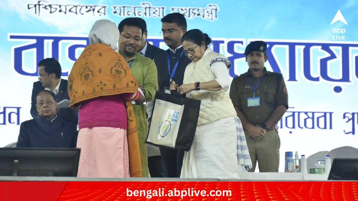 আজীবন 'লক্ষ্মীর ভাণ্ডার'-র সুবিধা পাওয়ার আশ্বাসবার্তার পাশাপাশি বার্ধক্য ভাতা নিয়েও ঘোষণা করেন তৃণমূলনেত্রী। (ছবি: Mamata Banerjee Facebook)