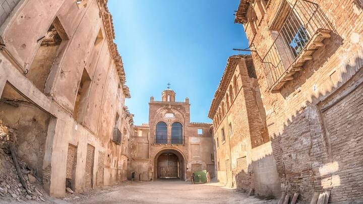 মালুলা একসময় খ্রিস্টান অধ্যুষিত ছিল। পশ্চিম এশিয়ায় একসময় যে বৈচিত্রের সংস্কৃতি ছিল, সেই অনুযায়ী ওই গ্রামেও বিভিন্ন ধর্মের মানুষের বসবাস ছিল। পরবর্তী কালে ইসলাম আধিপত্য বিস্তার করে। ছবি: ফ্রিপিক