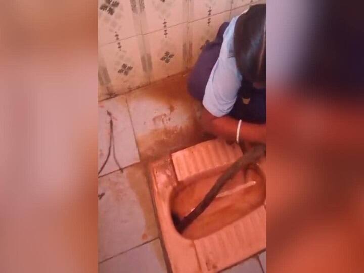 Students Cleaning Toilet At Karnataka School Video Goes Viral 2 மாதங்களில் 3-வது முறை.. பள்ளிகளின் கழிவறையை சுத்தம் செய்யும் மாணவர்கள்.. முற்றுப்புள்ளி வைக்கப்படுமா?