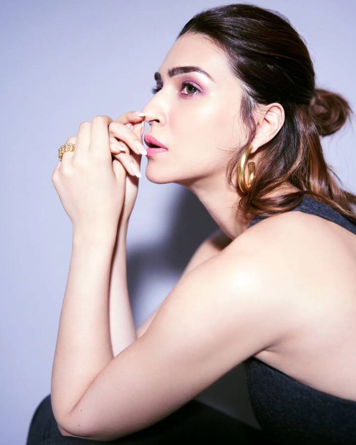 మిమి అనే హిందీ సినిమాతో జాతీయ స్థాయిలో గుర్తింపు దక్కించుకుంది. ఉత్తమ హీరోయిన్​గా అవార్డు కూడా అందుకుంది. ప్రస్తుతం పలు బాలీవుడ్ సినిమాల్లో నటిస్తూ.. షూటింగ్స్​లో బిజీగా ఉంది కృతి.(Images Source : Instagram/kritisanon)