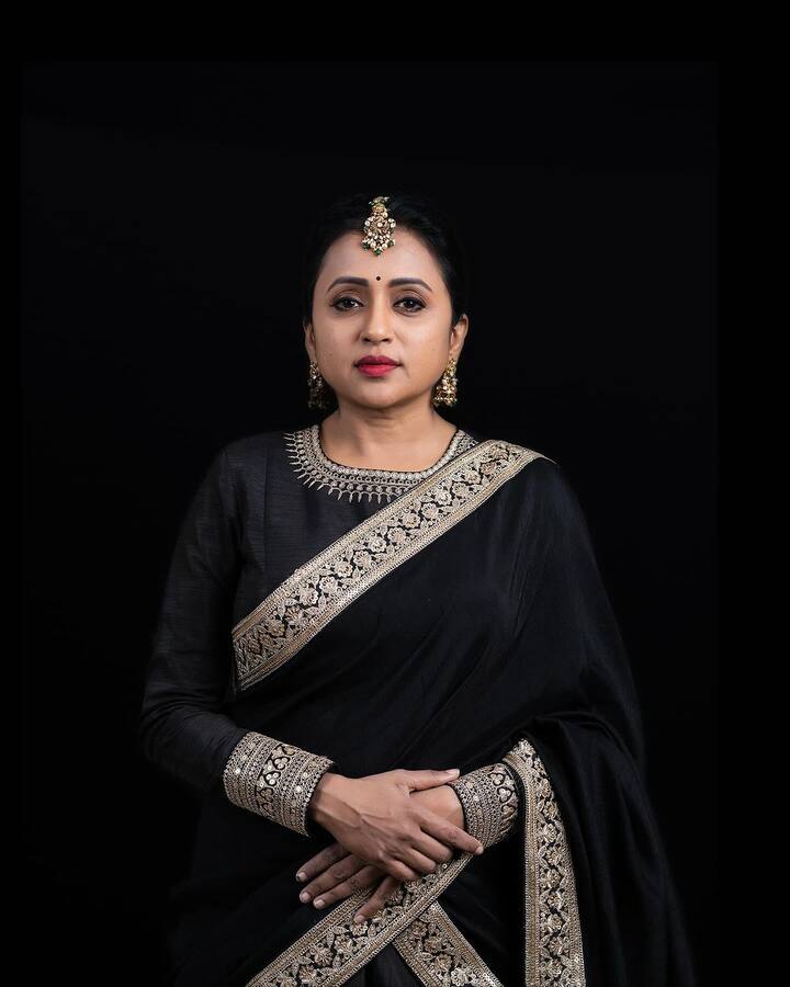 తెలుగులో అనర్గళంగా మాట్లాడే సుమ.. మాతృభాష మలయాళం. ఈ భామ కేరళ నుంచి వచ్చి తెలుగులో తనకంటూ సపరేట్ ఇమేజ్ సెట్ చేసుకుంది. తెలుగు నటుడు రాజీవ్ కనకాలను వివాహామాడింది.(Images Source : Instagram/kanakalasuma)