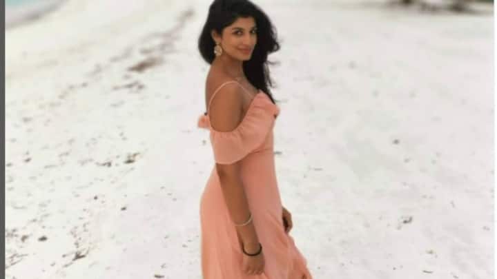 অস্ট্রেলিয়ান ওপেনে জয়ের পরজয়ের ভলি মেরে কোর্টে শুয়ে পড়েছিলেন রোহন। খেলা শেষে সুপ্রিয়া-ত্রিধার সঙ্গে ট্রফি নিয়ে ছবিও তোলেন।