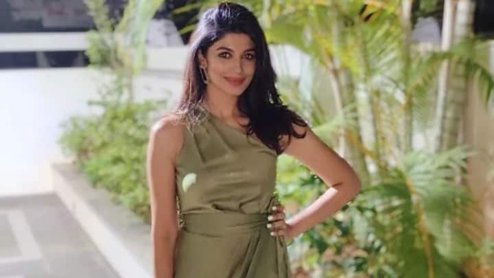 রোহনের স্ত্রী সুপ্রিয়ার আরও একটা বড় পরিচয় তিনি নিজে একজন নামকড়া মনোবিদ। মিডিয়াতেও বেশ নাম রয়েছে সুপ্রিয়ার।