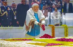 Mahatma Gandhi Death anniversary : महात्मा गांधींच्या पुण्यतिथीनिमित्त पंतप्रधान मोदी यांनी राजघाटावर वाहिली गांधींना आदरांजली!