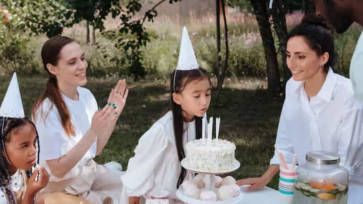 জন্মদিনে কেকের উপর মোমবাতি বসিয়ে জ্বালানোর রীতি এখন গোটা বিশ্বেই। প্রায় সবাই এই বিশেষ দিনটিকে এই ভাবেই উদযাপন করে।