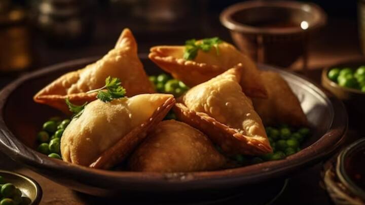 भारत में आपको एक समोसा किसी भी आम दुकान पर 10 रुपये में मिल जाएगा. हालांकि, अगर आप किसी बड़ी दुकान पर जाते हैं जो काफी ज्यादा फेमस है तो वहां आपको ये समोसा ज्यादा से ज्यादा 20 रुपये का मिल जाएगा. लेकिन पाकिस्तान में समोसे की कीमत इससे भी ज्यादा है.