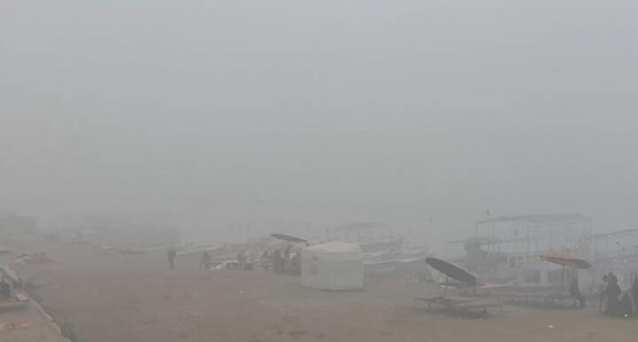 इसके बावजूद कोहरे की सफेद चादर ने अभी भी बनारस सहित आसपास के जनपद को अपनी चपेट में लिया है.