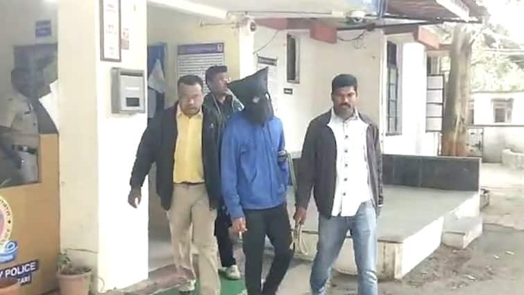Nagpur Crime News teacher arrested for making recording video of womens who using toilets nagpur Maharashtra Nagpur Crime News : नामांकित शाळेतील शिक्षकाचा विकृतपणा; स्वच्छतागृहात गेलेल्या महिलांचे मोबाईलने तयार करायचा व्हिडीओ