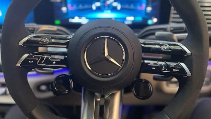 ভারতের বাজারে মার্সিডিজ বেঞ্জের হাজারও মডেল রয়েছে। এসইউভি কুপের মধ্যেও এর নানা রকম বডি স্টাইলিং লক্ষ করা যায়। স্পোর্টিয়ার এএমজি সিরিজের মধ্যে এই GLE কুপের গাড়ির মডেল ভারতের বাজারে বেশ জনপ্রিয়। এমনকী ভারতের বাজারে উপলব্ধও বটে। ছবি- মার্সিডিজ বেঞ্জ