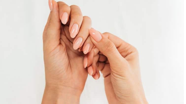How to take care of nails how to clean nails exactly Beauty Tips Health Marathi News How To Take Care Of Nails: नखं पिवळी पडतायत, तुटतायत? काय करावं ते कळत नाहीय? मग खाली दिलेल्या स्टेप्स फॉलो करा!